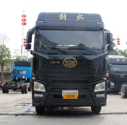Black Color Tractor Trailer Truck With 295/80R22.5 Tires And 115km/h Max Speed