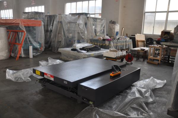 L'atelier a appliqué la table élévatrice mobile de cargaison de rail de guide avec le chargement 2000Kg et commandée par l'électricité