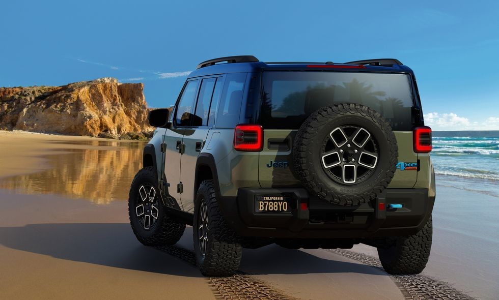 Предстоящий полностью электрический внедорожник 2024 Jeep Recon EV со складной крышей с удалением дверей и скалами