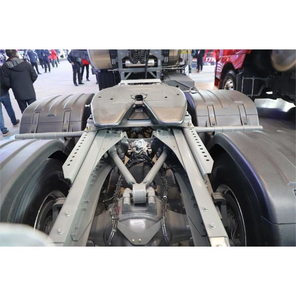 HOWO TS7 Heavy Truck 700HP 6X4 Hydraulic Buffer LNG Automatic Transmission High Roof Tractor
