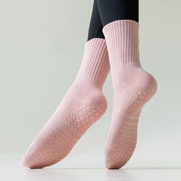 Des chaussettes de yoga en coton non glissantes et respirantes, des chaussettes de yoga et de pilates, des chaussettes personnalisées.
