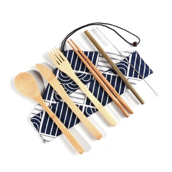 Os utensílios de mesa da cozinha ajustaram em casa da cutelaria de bambu das forquilhas e das colheres das facas do assado grupo