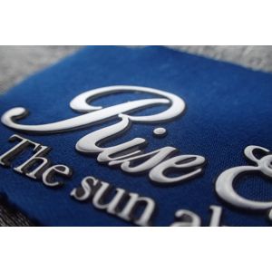 El polo grabó en relieve remiendos transparentes de 0.7m m TPU