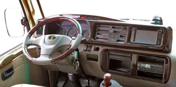 Medium 4X2 Passenger Fuel Efficient Minivan Yuchai Engine Passenger Coach Bus