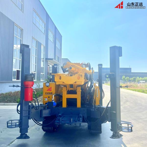 Machine de forage de puits d'eau sur chenilles