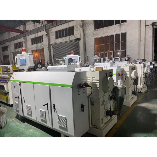 150-250KG/H extrudeuse de haute qualité de tuyau de PVC de la capacité 16-160mm