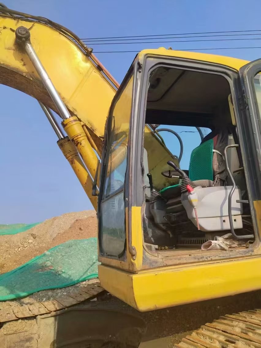 Эксплуатационный экскаватор Komatsu 220-7, экскаватор, произведенный в Японии