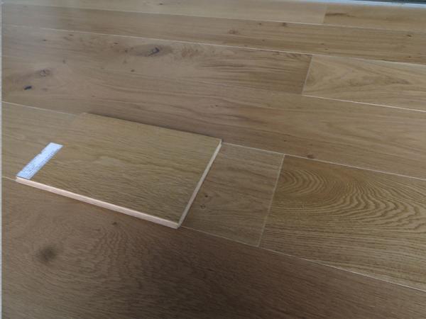 Le chêne blanc balayé a machiné le plancher en bois avec, les taches populaires australiennes de couleur