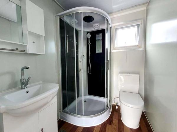 Casa de contêineres de aço expansível de design moderno sustentável com decoração