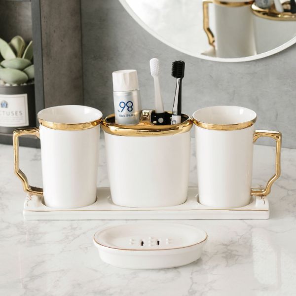 El cuarto de baño de cerámica del tenedor del cepillo de dientes de la crema dental fijó el dispensador líquido de la jabonera de la taza del enjuague