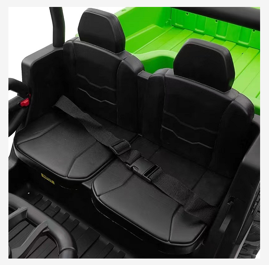 Мальчики от 8 до 13 лет ездят на строительном грузовике