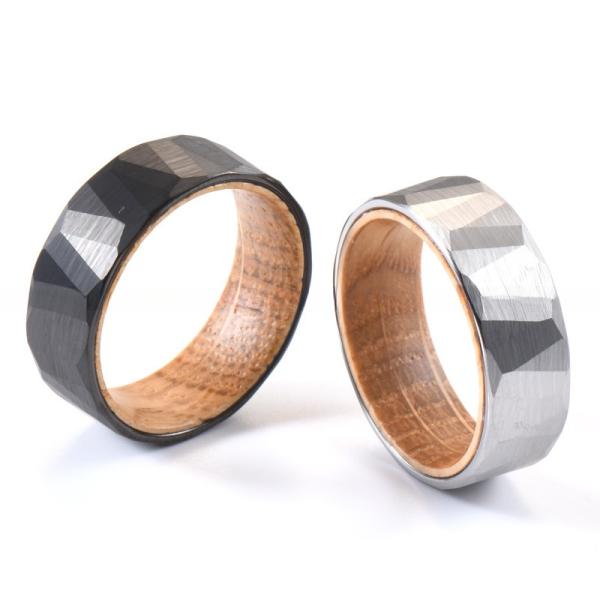 L'échantillon de fabrication d'une bague en tungstène martelée à facettes de 8 mm avec baril de whisky en bois