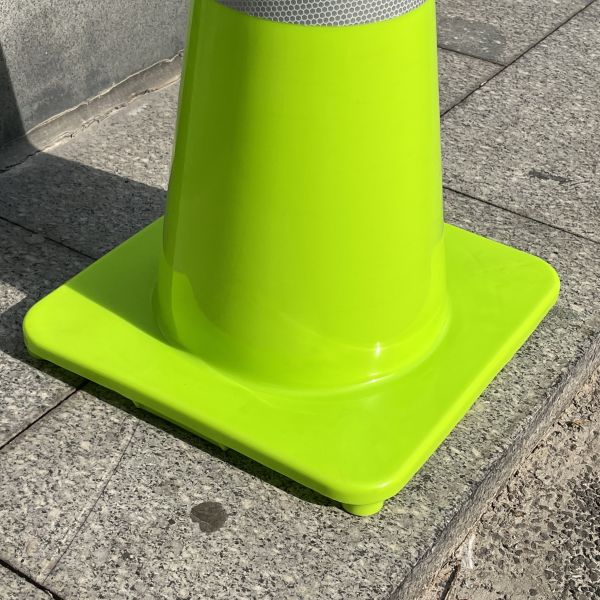 PVC 28inch 1.8kg 70cm Green Yellow Safety Barrier Cones For Traffic Control 700mm Road Safety Barrier