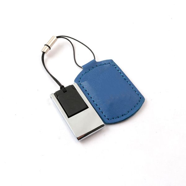 Специальный логотип поддерживается кожаным USB-флеш-накопителем со скоростью чтения 20 МБ/с