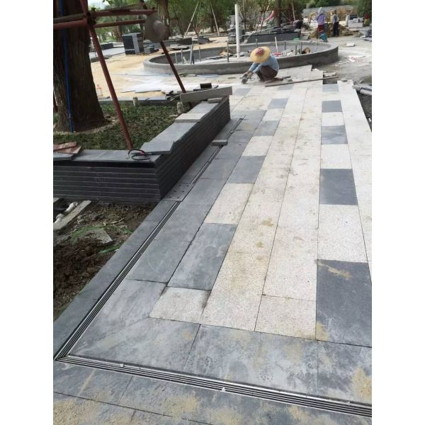 Черные базальные мостят булыжником вымощать кирпичи, камни черного гранита ландшафта вымощая