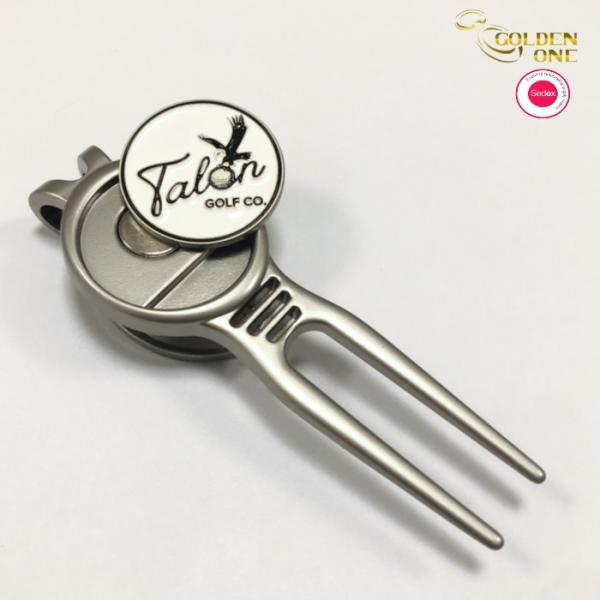Modern design golf divot repair tool golf pitchfork creative metal custom color soft enamel fork golf divot tool