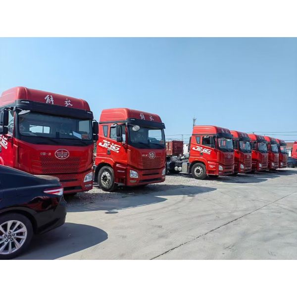 Tête de camion tracteur d'occasion FAW Jiefang remorque camion JH6 modèle bas kilométrage 2020 Année moteur économe en carburant