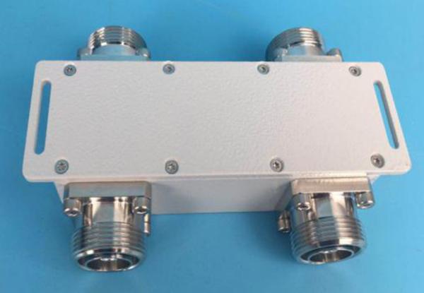 Grey Hybrid Combiner 1.22V Standing Wave Ratio With Din Female Connector 200W Input
