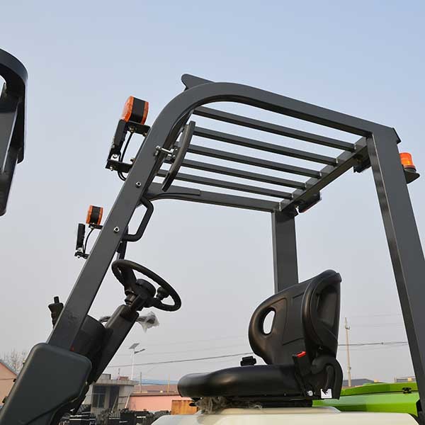 Mast 4.5m Forklift Truck Solid Tires Four Wheels 3.5T Lithium Battery Forklift