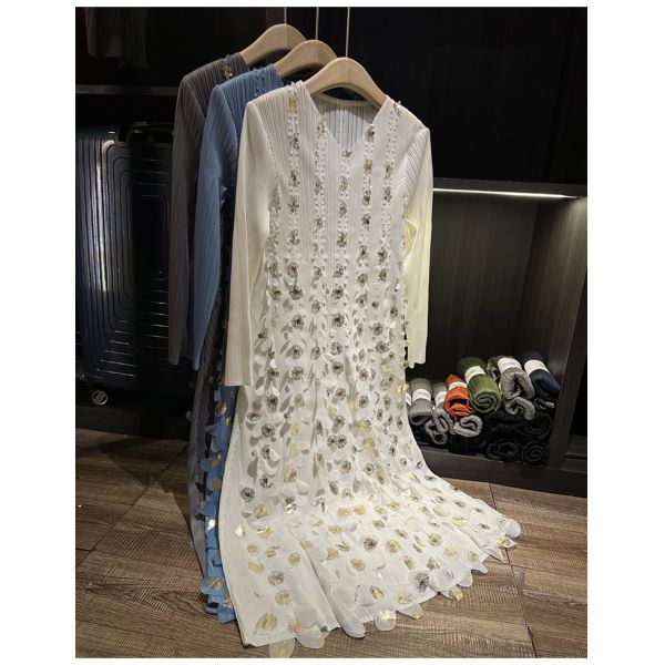 High-End Luxury Short-Sleeved Summer Dress New Gold Stamping Sequin V-Neck Gown Pleated Texture Casual Midi-Length Woven Chiffon