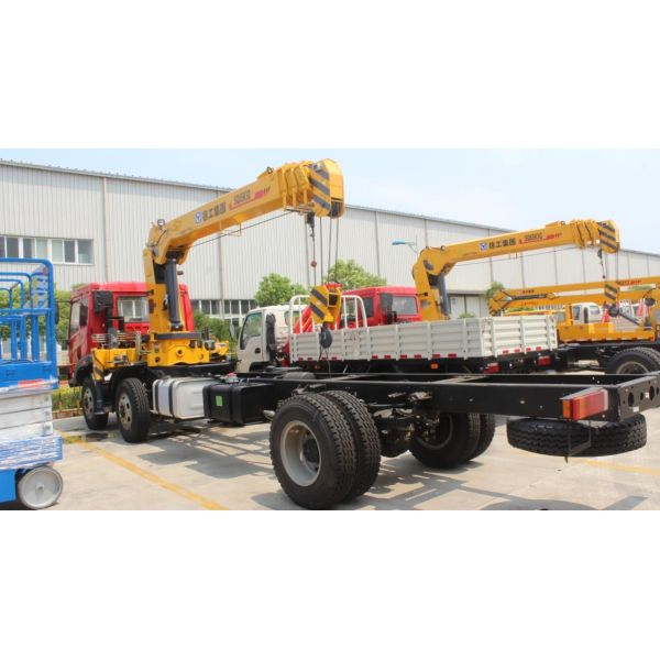 5T 8M3 Capacity Cargo Box 140hp Flatbed Truck With Crane Max Speed 90 /102 Km / H