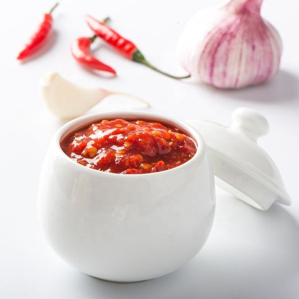 Customized Packaging Supermarket Supplier Spicy Red Pepper 320 G Chili Sriracha Hot Chilli Sauce With Factory Price