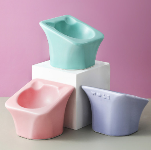 Le conducteur lent élevé de l'eau de nourriture roule en céramique augmenté incliné