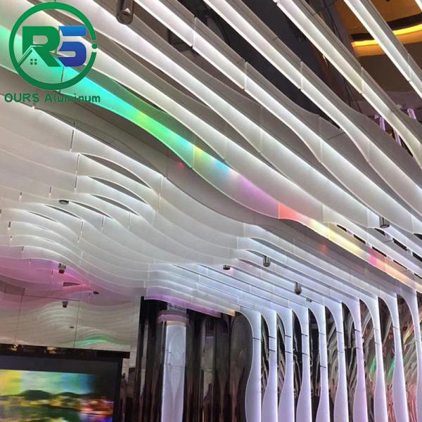 Couche de plafond métallique suspendu linéaire en couleur bois plafond de baffle en aluminium
