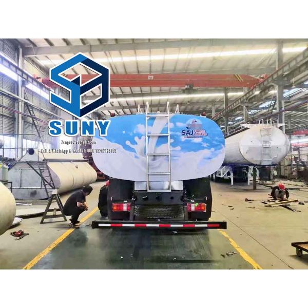5000 L HOWO Smaller Stainless Steel Water Tanker Truck 4x2 Milk Tanker Transport Vehicle