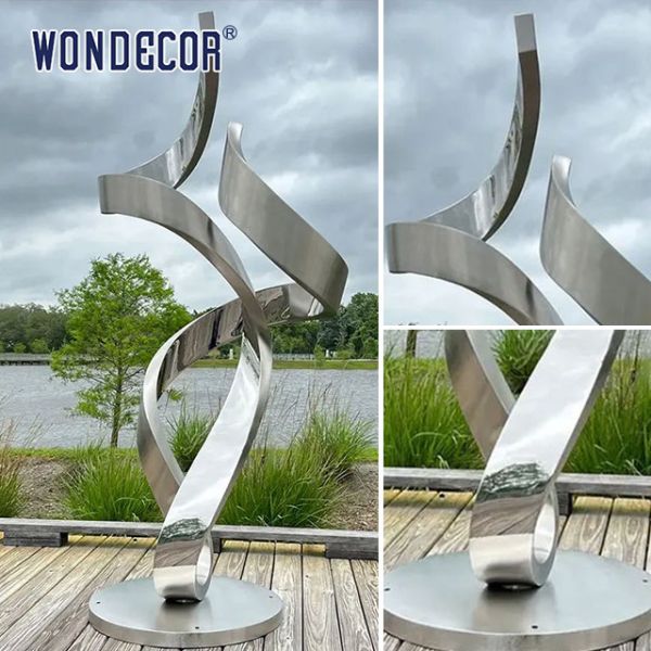 Gran escultura de acero inoxidable en forma de metal forjado y retorcido en el parque
