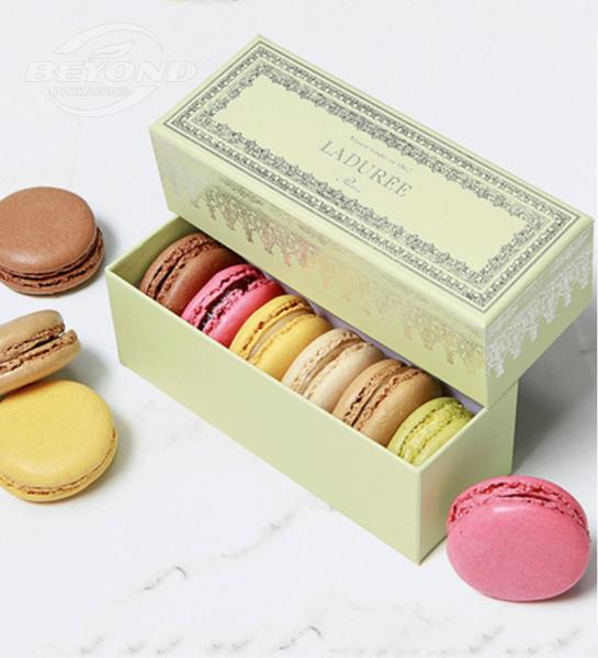 Des biscuits au chocolat en vrac, des macarons, des boîtes-cadeaux, du papier, des souvenirs de mariage.