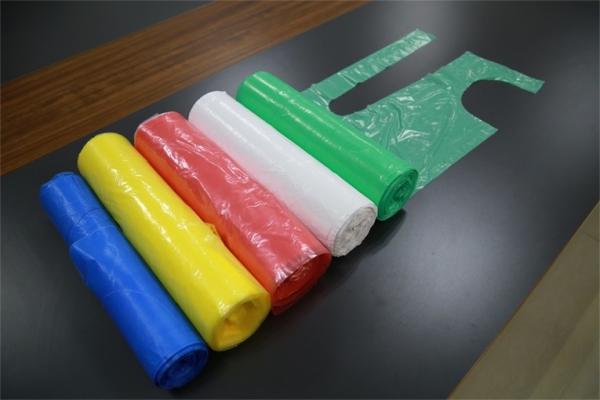 Eco Friendly Colored Disposable Plastic Apron for Food / Cleaning / Hospital Industry