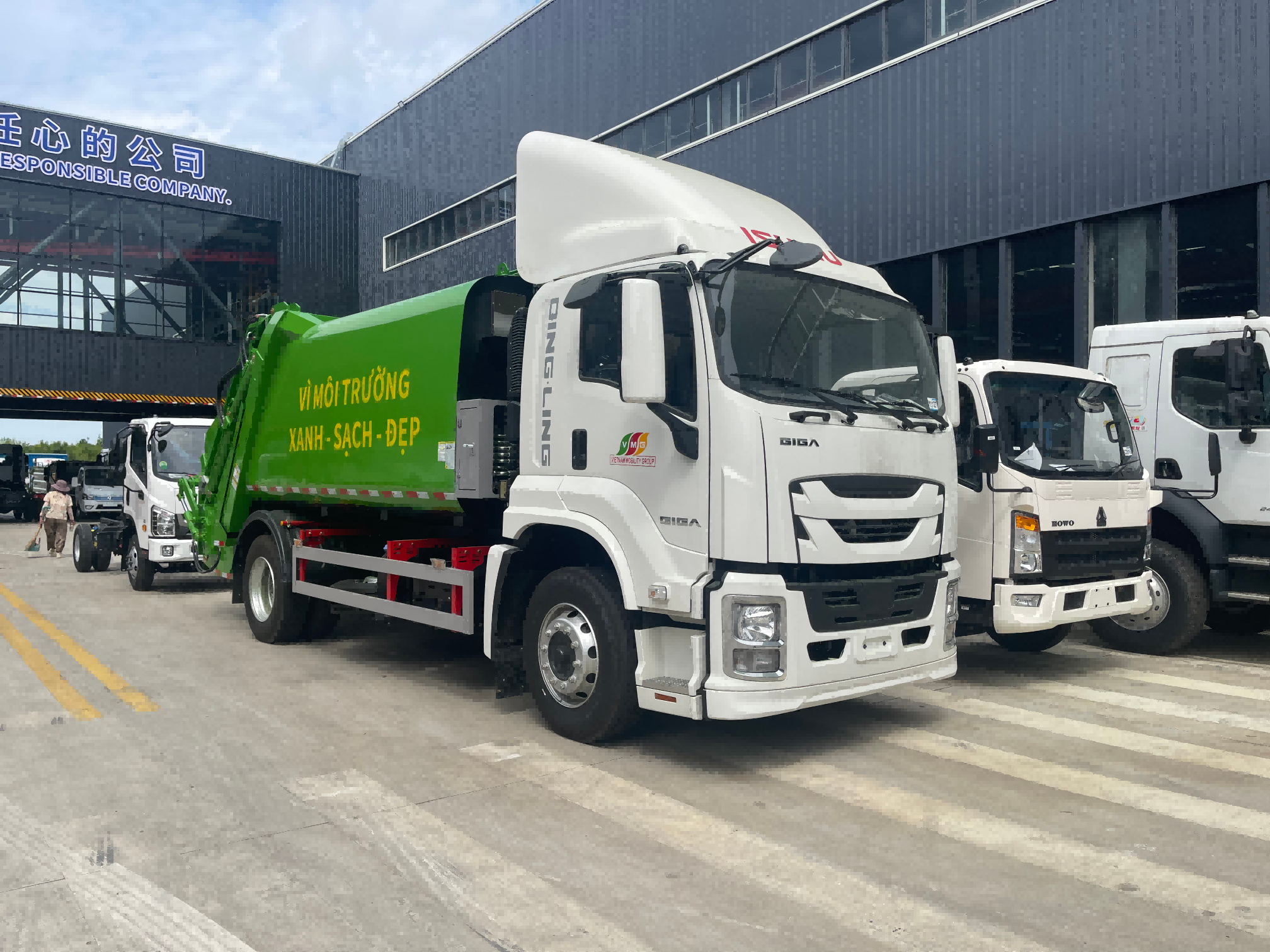 ISUZU Garbage Compactor Truck with 12m3 Volume Euro 4 Emission and Mechanized Rear Loading