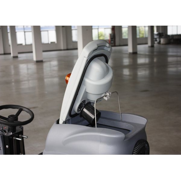 Езда Дыкон на коммерчески машине уборщика пола с плитой ноги и гибким поворачивать