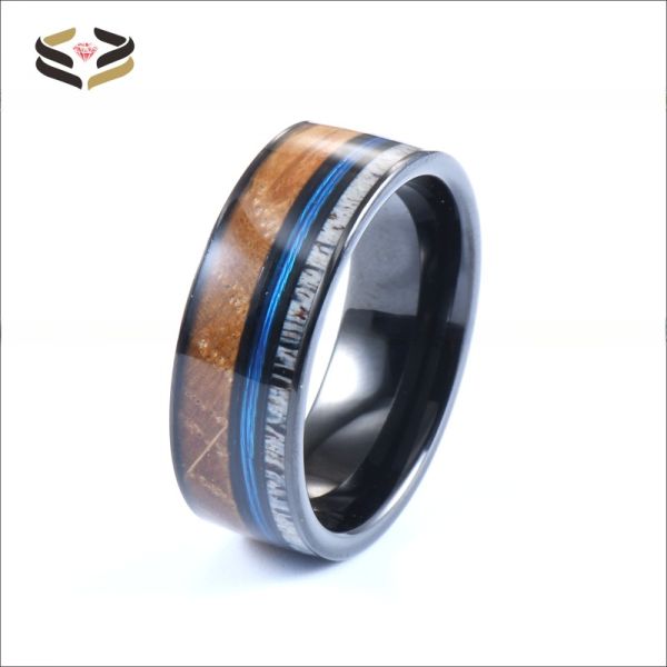 8 mm Ring de tungstène plaqué noir Baril de whisky Bois lignes de pêche bleues avec incrustation de corneille