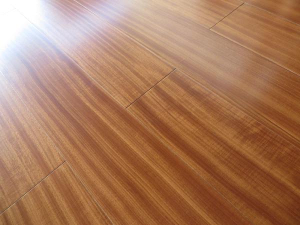 L'Africain exotique Afrormosia a machiné le plancher en bois avec le finissage UV de laque