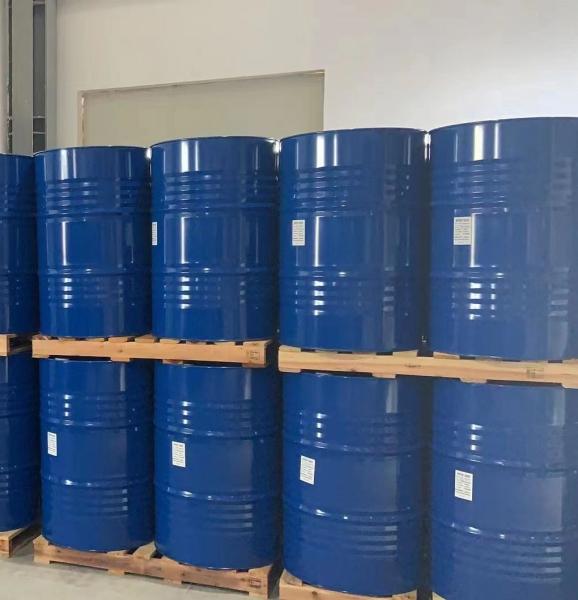 Catalisador de aminas voláteis baixas para melhorar a resiliência da esponja