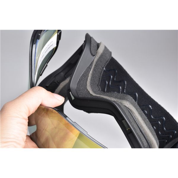 Fog Free Photochromic Ski Goggles 100% UV400 Protection Long Elastic Strap