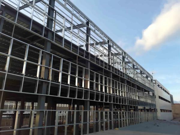 Q235B Q355B Entrepôt en acier avec panneaux de toit et de murs isolés