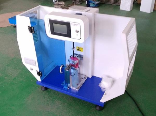 indicação digital Charpy do tamanho de 560* 300* 840mm e equipamento de teste da resistência ao impacto de Izod com toque do LCD para o plástico