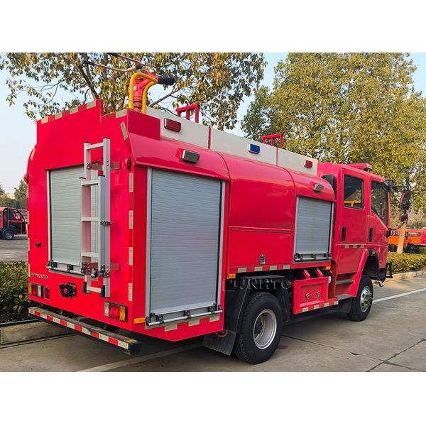 Новый пожарный грузовик Howo 5000L Водяная пеновая цистерна 4X4 пожарный грузовик Хорошая цена