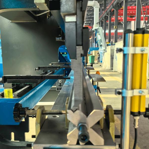 Hydraulic Press Brake Sheet Metal Processing Bending Machine Customizable High Efficiency