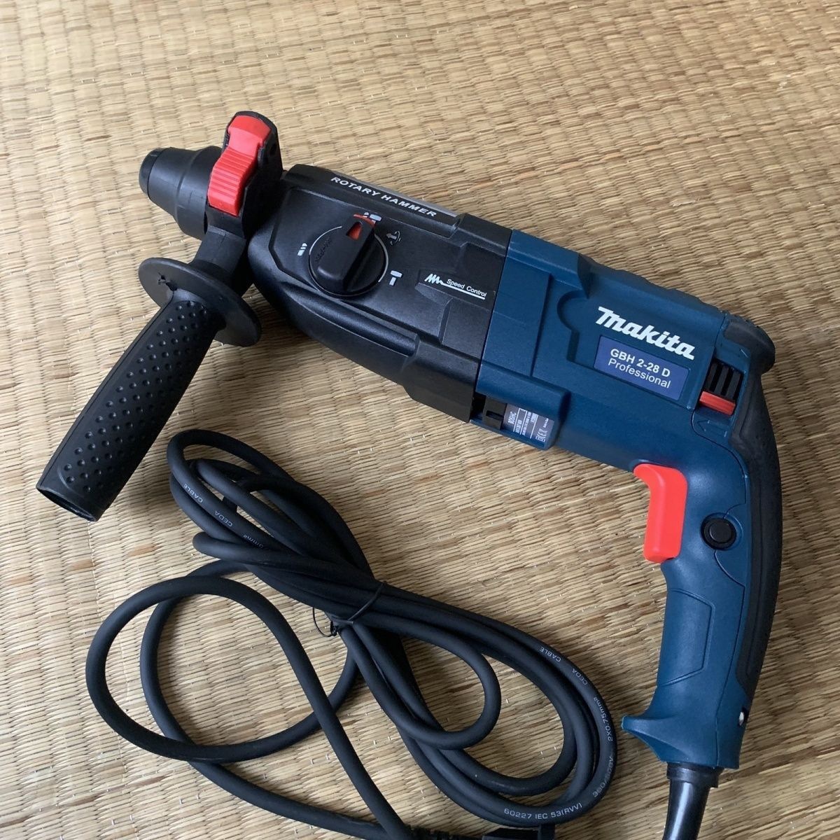 Makita 28D Corded Rotary Hammer Drill with SDS-PLUS Chuck Brush Motor 30mm Max Drilling Diameter 0-1,300 RPM No-Load Speed