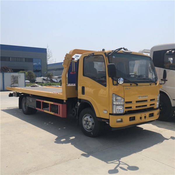 6 Tons 700p Isuzu Japan Light Duty Flatbed Tow Truck With 2 Sections Underlift