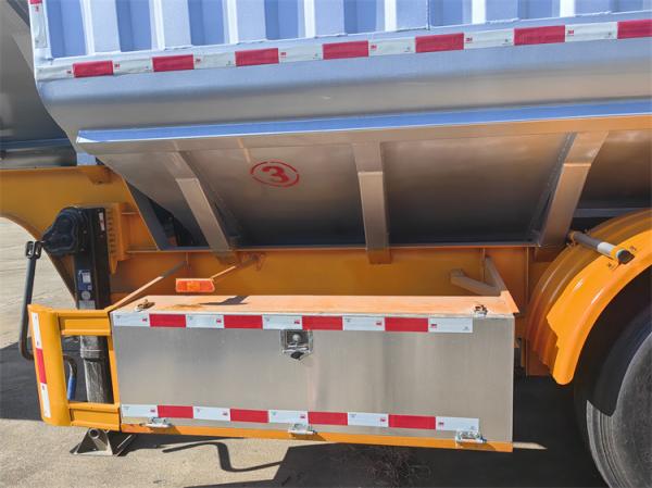 Camion-remorque de transport de poudre de fourrage pour animaux en vrac