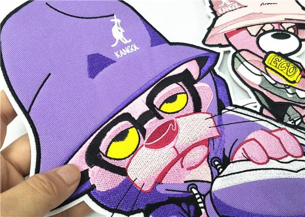 O bordado roxo retro da roupa dos desenhos animados remenda o tamanho grande elegante