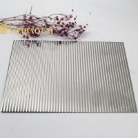 Le panneau de relief par miroir argenté d'acier inoxydable quatre pieds décorent le mur