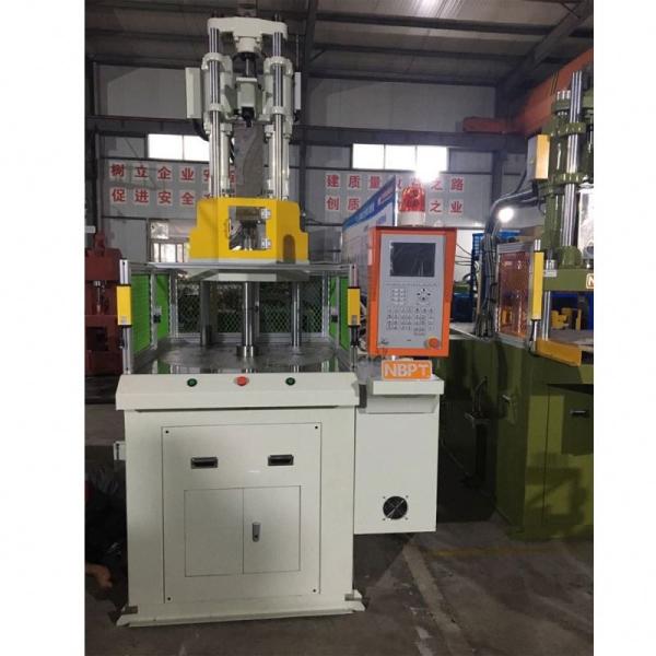 Máquina de moldeado por inyección de plástico de tipo vertical