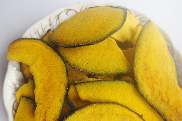 Os vegetais secados são os petiscos saudáveis os mais quentes de 2022 fatias fritadas vácuo da abóbora