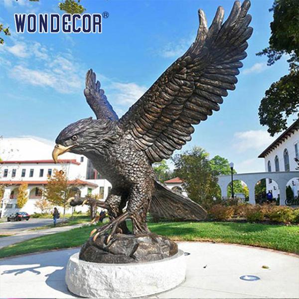 Águila calva de bronce sentado en el árbol